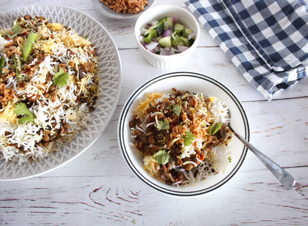 masoor pulao in bowl, with masoor pulao in plate to the left.